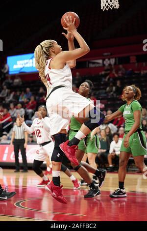 Piscataway, New Jersey, USA. 15 Dez, 2019. Rutgers Scarlet Knights center JORDAN WALLACE (44) Laufwerke an den Korb gegen den Marschall Donnernherde am Rutgers Athletic Center in Piscataway, New Jersey. Quelle: Joel Plummer/ZUMA Draht/Alamy leben Nachrichten Stockfoto