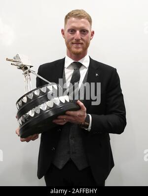 Ben schürt wirft mit seiner Trophäe, nachdem die BBC Sport Persönlichkeit des Jahres 2019 Am P&J-Live, Aberdeen. Stockfoto