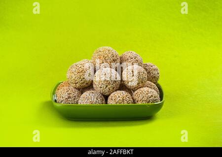 Amaranth oder Rajgira laddu, Cholai ke laddo in grüne Platte auf grünem Hintergrund Stockfoto