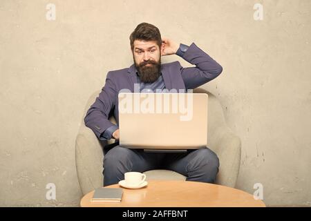 Im Internet surfen. Online kaufen. Projekt Manager. Geschäftliche Korrespondenz. Moderne Geschäftsmann. Geschäftsmann Laptop. Mann trinken Kaffee im Büro. Reaktion auf geschäftliche E-Mails. Digitales Marketing. Stockfoto