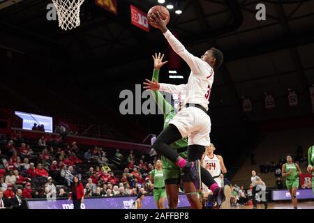 Piscataway, New Jersey, USA. 15 Dez, 2019. Rutgers Scarlet Knights vorwärts TEKIA MACK (31) Laufwerke an den Korb gegen den Marschall Donnernherde am Rutgers Athletic Center in Piscataway, New Jersey. Quelle: Joel Plummer/ZUMA Draht/Alamy leben Nachrichten Stockfoto