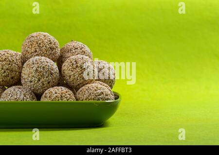 Amaranth oder Rajgira laddu, Cholai ke laddo in grüne Platte auf grünem Hintergrund Stockfoto