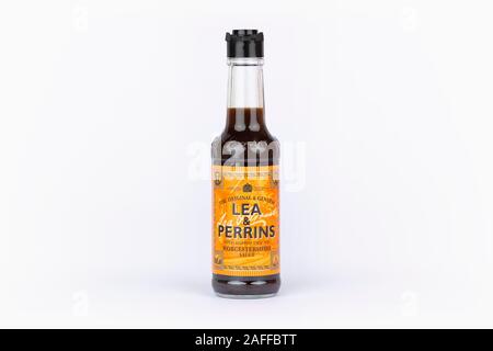 Eine Flasche von Lea & Perrins Worcestershire Sauce Schuß auf einem weißen Hintergrund. Stockfoto