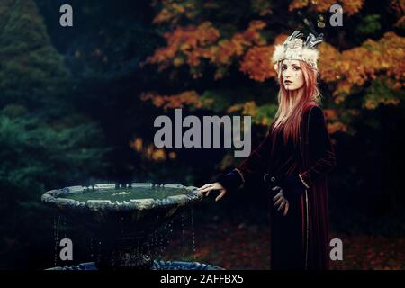 Schöne schamanische Frau mit Stirnband in der Natur. Stockfoto