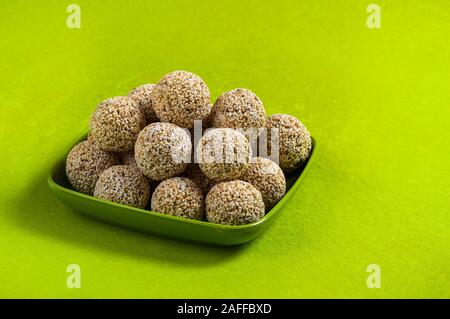 Amaranth oder Rajgira laddu, Cholai ke laddo in grüne Platte auf grünem Hintergrund Stockfoto