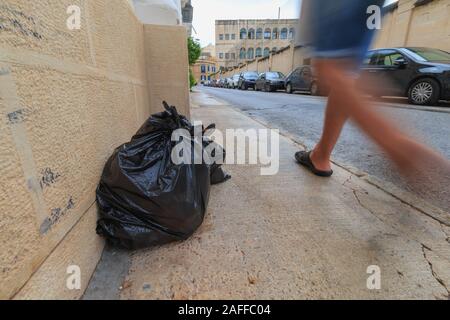 Schwarze Müllsäcke auf Bürgersteig in Malta Stockfoto