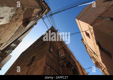 Unordentliche elektrische Kabel auf Gebäuden in Malta Stockfoto