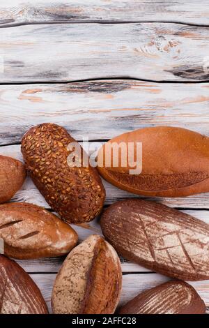 Frisch gebackenes Brot Brote, Ansicht von oben. Stockfoto