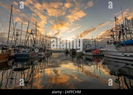 Schönen sonnenaufgang Reflexion über Comox Fishermans Wharf in Comox Valley, British Columbia, Kanada Stockfoto