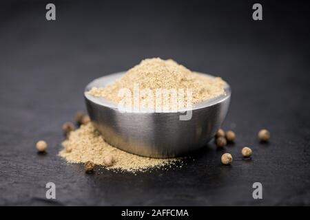 Teil der weißen Pfeffer als detaillierte Nahaufnahme auf einer Schiefertafel Platte; selektive Fokus Stockfoto