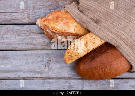 Verschiedene Arten von Brot in sackleinen Tasche. Stockfoto