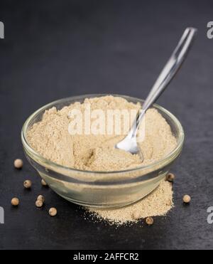 Teil der weißen Pfeffer als detaillierte Nahaufnahme auf einer Schiefertafel Platte; selektive Fokus Stockfoto