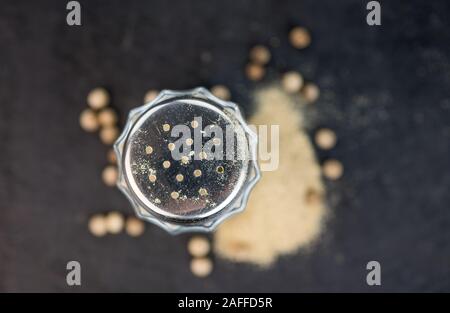 Teil der weißen Pfeffer als detaillierte Nahaufnahme auf einer Schiefertafel Platte; selektive Fokus Stockfoto