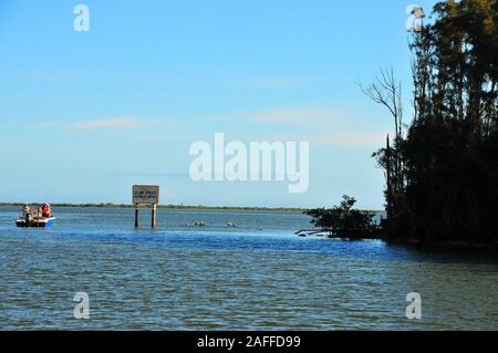 Florida's Volusia County bietet einige der besten Rotbarsch und Forellen angeln in der Welt. Die berühmten Indian River und Moskitonetz Lagune Tätigkeit ist groß! Stockfoto