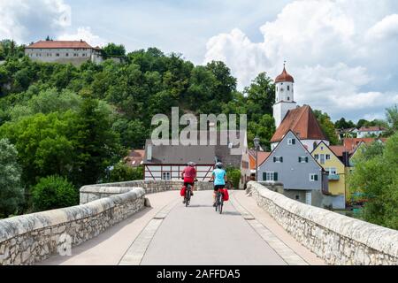 Die Alte Brücke über die Wörnitz in Harburg, Bayern. Stockfoto