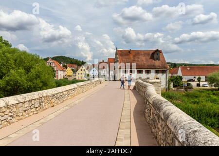 Die Alte Brücke (Steinerne Brücke) über die Wörnitzer Straße in Harburg, Bayern, Deutschland. Stockfoto