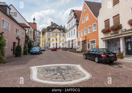 Allgemeine Straßenansicht Harburg, Bayern, Deutschland mit dem Harburger Wappen in der Fahrbahn. Stockfoto