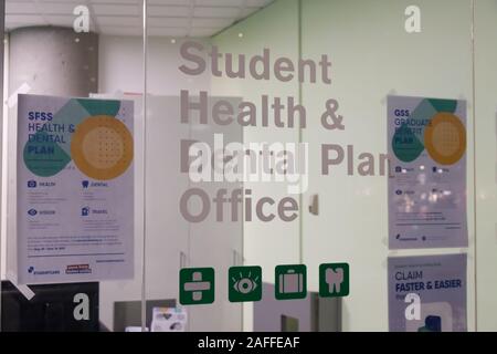 Burnaby, Kanada - Dezember 11, 2019: Ein Blick auf die Schüler der Zeichen Gesundheit und zahnmedizinische Plan Office" an der Simon Fraser University Campus Stockfoto