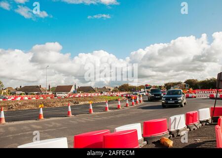 Autos fahren durch Baustellen während der Rekonstruktion von Norcross Junction und Kreisverkehr auf die A585 Straße von M55 bis Fleetwood. Lancashire England Großbritannien Stockfoto