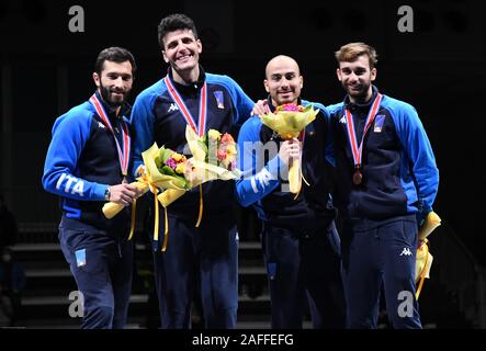 Chiba, Japan. 15 Dez, 2019. Italien Fechten Teammitglieder posieren für ein Foto während der Preisverleihung der Fechten Wm 2019 in Chiba, Japan. Foto am 15. Dezember 2019 berücksichtigt. Foto: Ramiro Agustin Vargas Tabares Credit: Ramiro Agustin Vargas Tabares/ZUMA Draht/Alamy leben Nachrichten Stockfoto