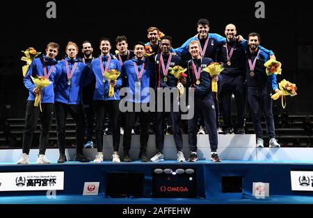 Chiba, Japan. 15 Dez, 2019. Team Frankreich, Italien und Team uns posieren für ein Foto während der Preisverleihung an die Fecht-WM 2019 Team Wettbewerb auf der Makuhari Messe in Chiba, Japan. Foto am 15. Dezember 2019 berücksichtigt. Foto: Ramiro Agustin Vargas Tabares Credit: Ramiro Agustin Vargas Tabares/ZUMA Draht/Alamy leben Nachrichten Stockfoto