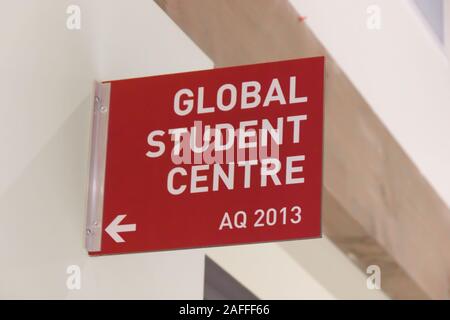 Burnaby, Kanada - Dezember 11, 2019: Blick auf die Zeichen "Global Student Center' in der Simon Fraser University Campus Stockfoto