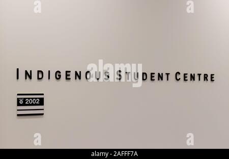 Burnaby, Kanada - Dezember 11, 2019: Blick auf die Zeichen "Indigenen Student Center' in der Simon Fraser University Campus Stockfoto