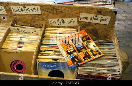 Box aus Vinyl, 7inch Singles, in Papphüllen, London Records, Funk, Motown, Indie, Reggae, Post Punk, Platten, Musik Stockfoto