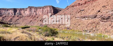 Moab Panorama Blick auf den Colorado River Highway UT 128 in Utah um Hal und Jackass Canyon und Red Cliffs Lodge an einem sonnigen Morgen im Herbst. Scenic n Stockfoto