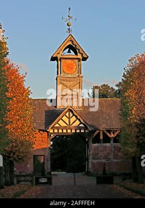 Eingangsturm und Uhr, Arley Hall, Back LN, Arley, Northwich, Cheshire, England, Großbritannien, CW9 6NA, im Herbst Stockfoto