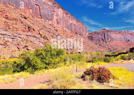 Moab Panorama Blick auf den Colorado River Highway UT 128 in Utah um Hal und Jackass Canyon und Red Cliffs Lodge an einem sonnigen Morgen im Herbst. Scenic n Stockfoto