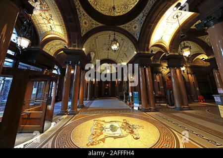 Empfangshalle, mosaikgeflitzte Stadtwappen, Lassen Sie Glasgow blühen, Glasgow City Chambers, Rathaus, George Square, Strathclyde, Schottland, Großbritannien, G2 1DU Stockfoto