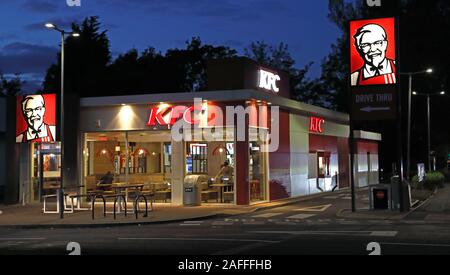 Fahren Sie durch KFC, Kentucky Fried Chicken, Latchford, Warrington, Cheshire, England, Großbritannien, WA4 Stockfoto