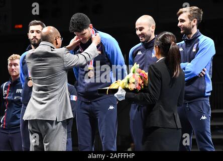 Chiba, Japan. 15 Dez, 2019. Italien Fechten Teammitglieder erhalten ihren dritten Platz Medaillen bei der Preisverleihung der Fechten Wm 2019 in Chiba, Japan. Foto am 15. Dezember 2019 berücksichtigt. Foto: Ramiro Agustin Vargas Tabares Credit: Ramiro Agustin Vargas Tabares/ZUMA Draht/Alamy leben Nachrichten Stockfoto