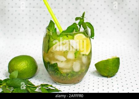Kalte Limonade Mojito in einem Glas mit Limette und Minze hausgemacht. Bei einem kühlen Getränk mit Limette, Minze und Eis. Trinken mit Minze im Glas Becher. Sommer cockt Stockfoto