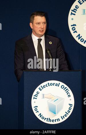 Neu MP John Finucane Sinn Féin gewählt im Titanic Exhibition Centre in Belfast Fernüberwachungsfenster im allgemeinen Wahl zählen statt. Credit: Bonzo/Alamy Stockfoto