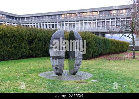 Burnaby, Kanada - Dezember 11, 2019: Der Blick auf die interaktive Skulptur "Oval Reflexionen" von Carlos basanta an der Simon Fraser University Stockfoto