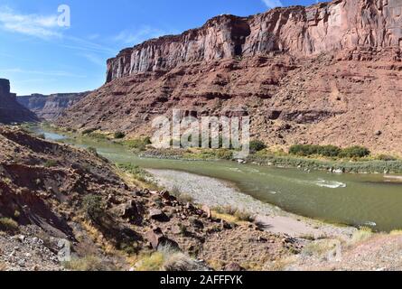 Moab Panorama Blick auf den Colorado River Highway UT 128 in Utah um Hal und Jackass Canyon und Red Cliffs Lodge an einem sonnigen Morgen im Herbst. Scenic n Stockfoto