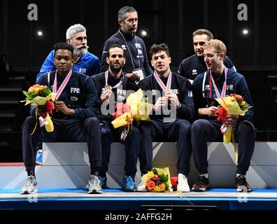 Chiba, Japan. 15 Dez, 2019. Französische Degenfechterinnen posieren für die Fotografen nach dem Gewinn der Fechten Wm 2019 in Chiba, Japan. Foto am 15. Dezember 2019 berücksichtigt. Foto: Ramiro Agustin Vargas Tabares Credit: Ramiro Agustin Vargas Tabares/ZUMA Draht/Alamy leben Nachrichten Stockfoto