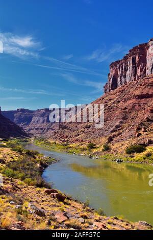 Moab Panorama Blick auf den Colorado River Highway UT 128 in Utah um Hal und Jackass Canyon und Red Cliffs Lodge an einem sonnigen Morgen im Herbst. Scenic n Stockfoto