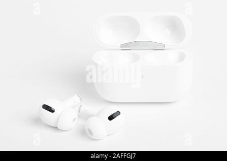 Vidalia Georgia/USA - Dezember 14, 2019 - ein Studio Produkt Schuß des Apple AirPods pro Knospen mit seiner offenen Ladeschale auf ein normales Licht colo eingestellt Stockfoto