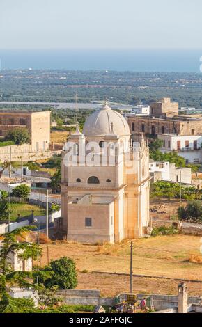 Panoramablick über Madonna della Grata Kirche gegenüber der Küste von Ostuni, einer Stadt in der Provinz Brindisi, Apulien (Puglia), Süditalien Stockfoto