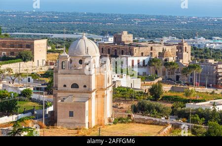 Panoramablick über Madonna della Grata Kirche gegenüber der Küste von Ostuni, einer Stadt in der Provinz Brindisi, Apulien (Puglia), Süditalien Stockfoto