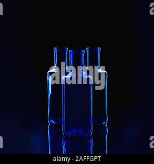 Leer Classic blau Flaschen auf dunklem Hintergrund. Valentinstag, Geburtstag Konzept. Classic blau Farbe des Jahres Inschrift 2020. Stockfoto