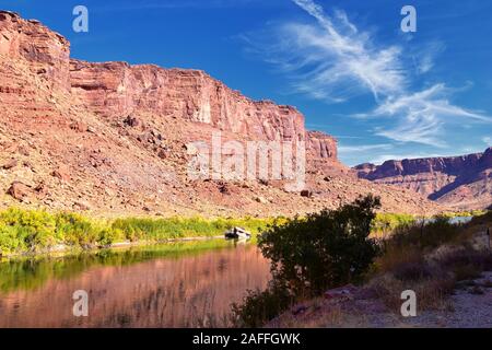 Moab Panorama Blick auf den Colorado River Highway UT 128 in Utah um Hal und Jackass Canyon und Red Cliffs Lodge an einem sonnigen Morgen im Herbst. Scenic n Stockfoto