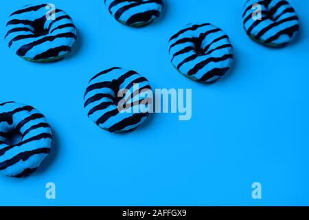 Süße Krapfen mit auf klassischen blauen Hintergrund. Classic blau Farbe des Jahres Inschrift 2020. Stockfoto