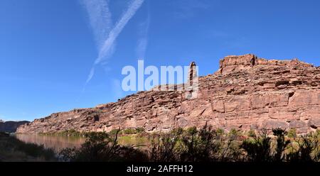 Moab Panorama Blick auf den Colorado River Highway UT 128 in Utah um Hal und Jackass Canyon und Red Cliffs Lodge an einem sonnigen Morgen im Herbst. Scenic n Stockfoto