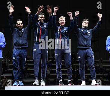 Chiba, Japan. 15 Dez, 2019. Team Frankreich wirft ihre Hände und posiert für ein Foto während der Preisverleihung nach dem Gewinn der Fechten Wm 2019 Team Wettbewerb auf der Makuhari Messe in Chiba, Japan. Foto am 15. Dezember 2019 berücksichtigt. Foto: Ramiro Agustin Vargas Tabares Credit: Ramiro Agustin Vargas Tabares/ZUMA Draht/Alamy leben Nachrichten Stockfoto