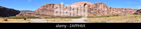 Moab Panorama Blick auf den Colorado River Highway UT 128 in Utah um Hal und Jackass Canyon und Red Cliffs Lodge an einem sonnigen Morgen im Herbst. Scenic n Stockfoto