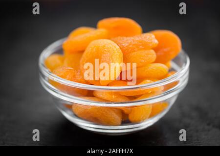 Teil der getrockneten Lebensmitteln (Aprikosen) als detaillierte Nahaufnahme auf einem Schiefer Tafel (selektive Fokus) Stockfoto